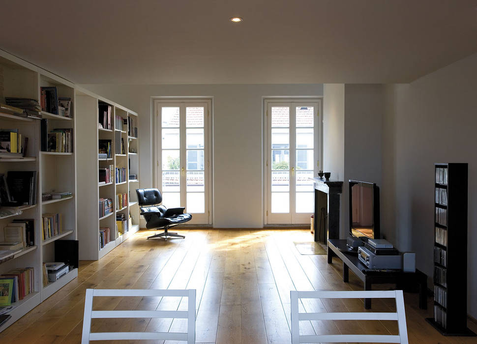 Living PAZdesign Soggiorno moderno livingroom, salotto , portefinestre, luce, poltrone, camino, parquet, travi, bianco, legno