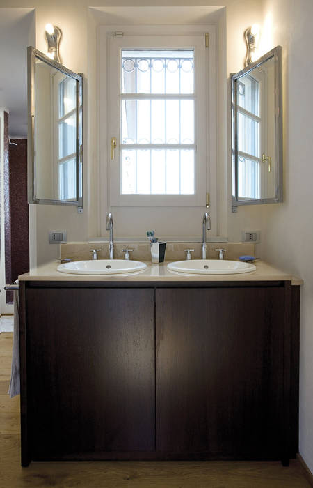 Doppio lavabo con specchi basculanti PAZdesign Bagno moderno bagno, bagno padronale, lavabo, doppio lavabo, specchi, specchi basculanti, lampade, applique, vintage, luce, finestra