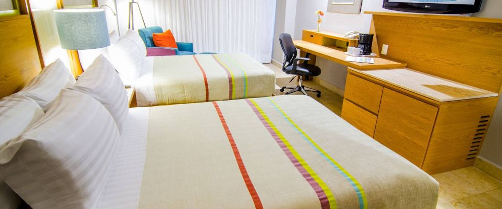 Hotel Galería Plaza Veracruz, México 2015 Nua Colección Dormitorios minimalistas Sintético Marrón Textiles