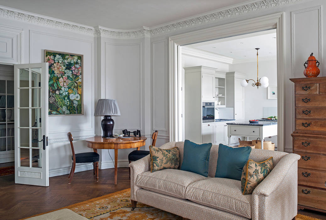 The living room looking through to the kitchen, Mansfield Street Apartment, London Nash Baker Architects Ltd Salones de estilo clásico