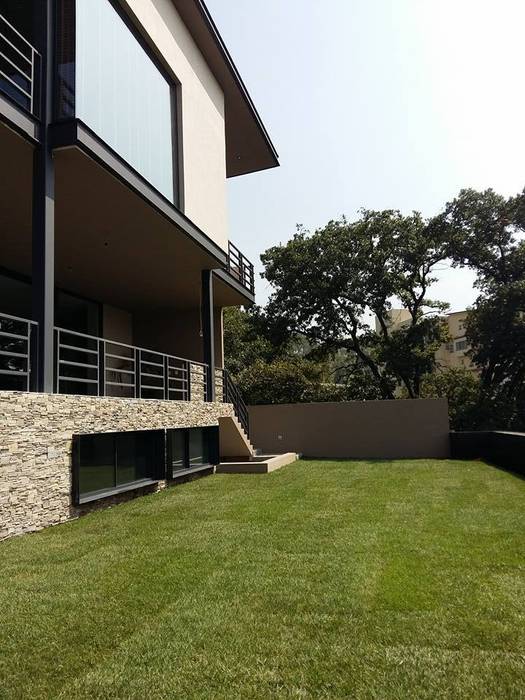 Casa Habitación, Bosque Real, Huixquilucan Estado de México, L+arq Architecture Design Studio L+arq Architecture Design Studio Jardines modernos