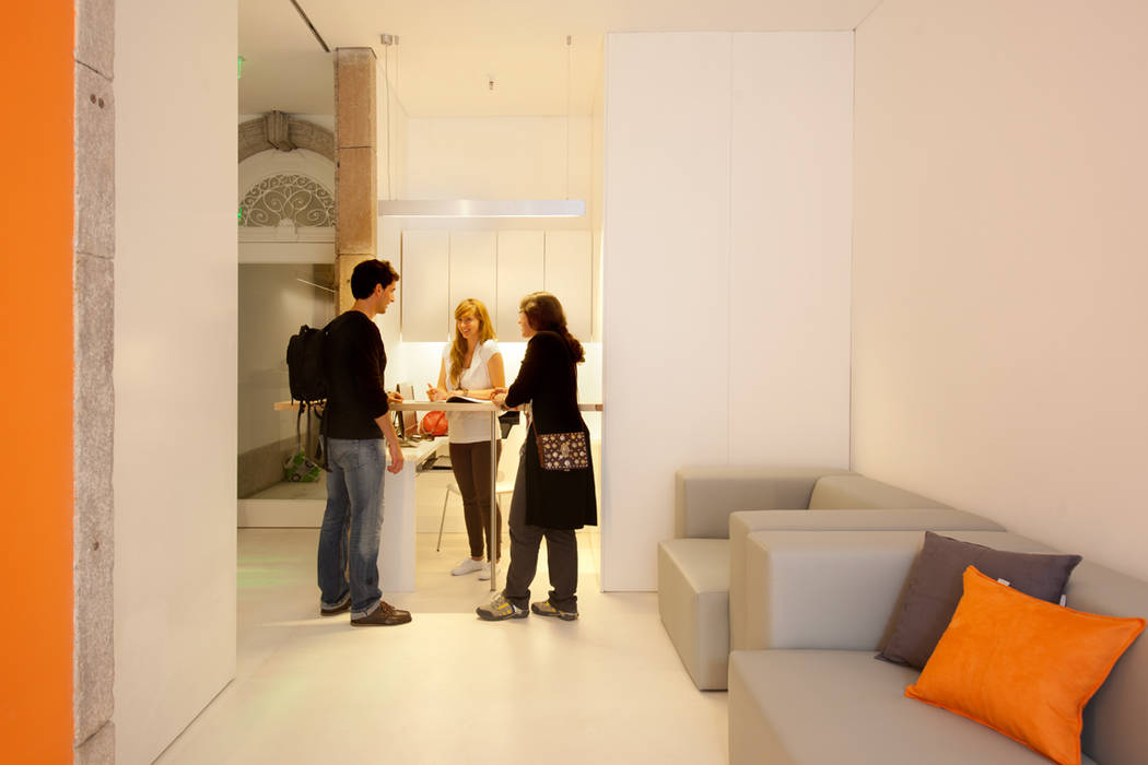 Porto Lounge Hostel, aaph, arquitectos lda. aaph, arquitectos lda. Modern Corridor, Hallway and Staircase