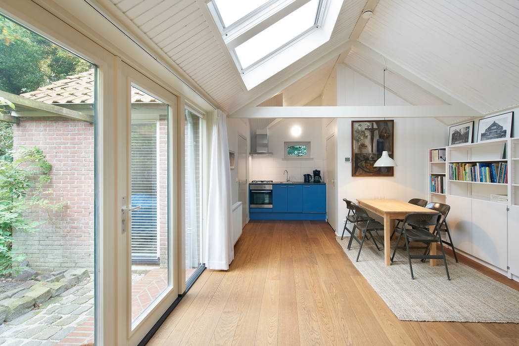 Vakantiehuisje: woonkamer en keuken. Architectenbureau Vroom Landelijke woonkamers Het opbouwen van,Eigendom,Meubilair,Plant,Plank,Raam,Hout,Boekenkast,Tafel,Verlichting