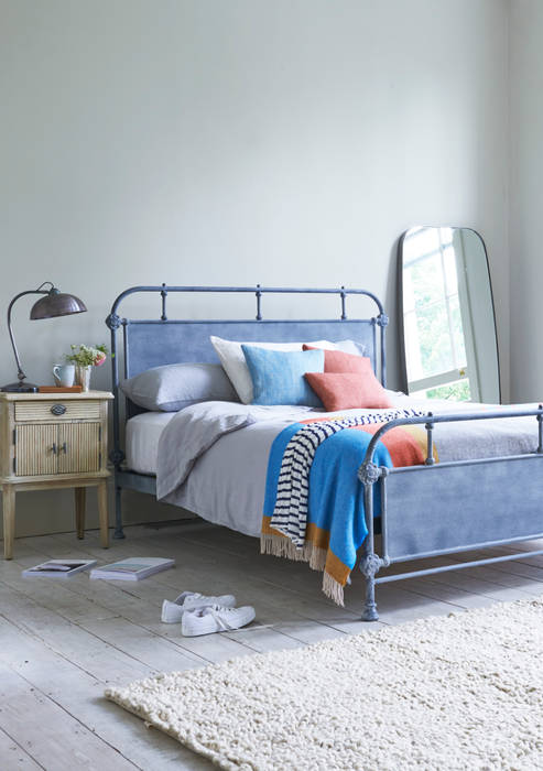 Beatnik bed homify Chambre industrielle Métal Lits & têtes de lit