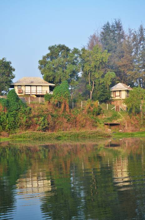 Riverfront House The White Room Tropical style houses