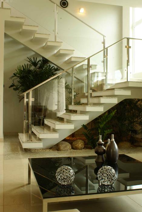 Escada de canto com jardim Penha Alba Arquitetura e Interiores Escadas