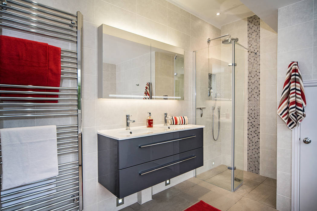 Mr & Mrs D, Bathroom, Guildford Raycross Interiors Modern bathroom bathroom design,installation,mosaic tiles,walk-in shower,free-standing bath