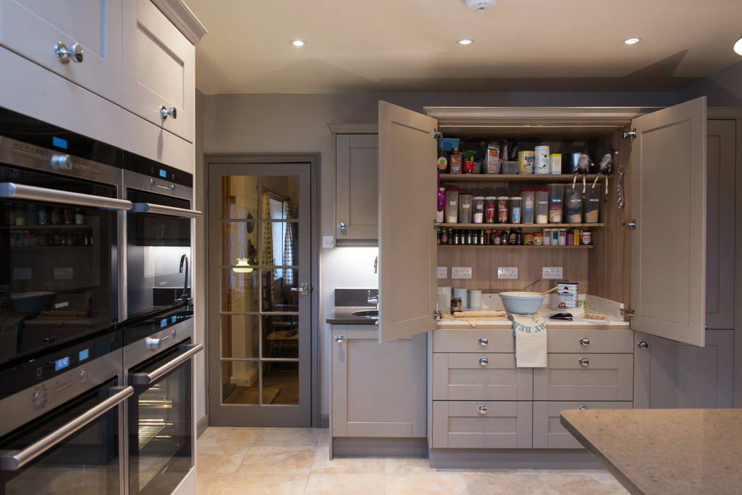 Mr & Mrs R, Kitchen, Sutton Green, Surrey Raycross Interiors Кухня kitchen design,kitchen installation,shaker door,flex induction hob,pantry,silestone worktops