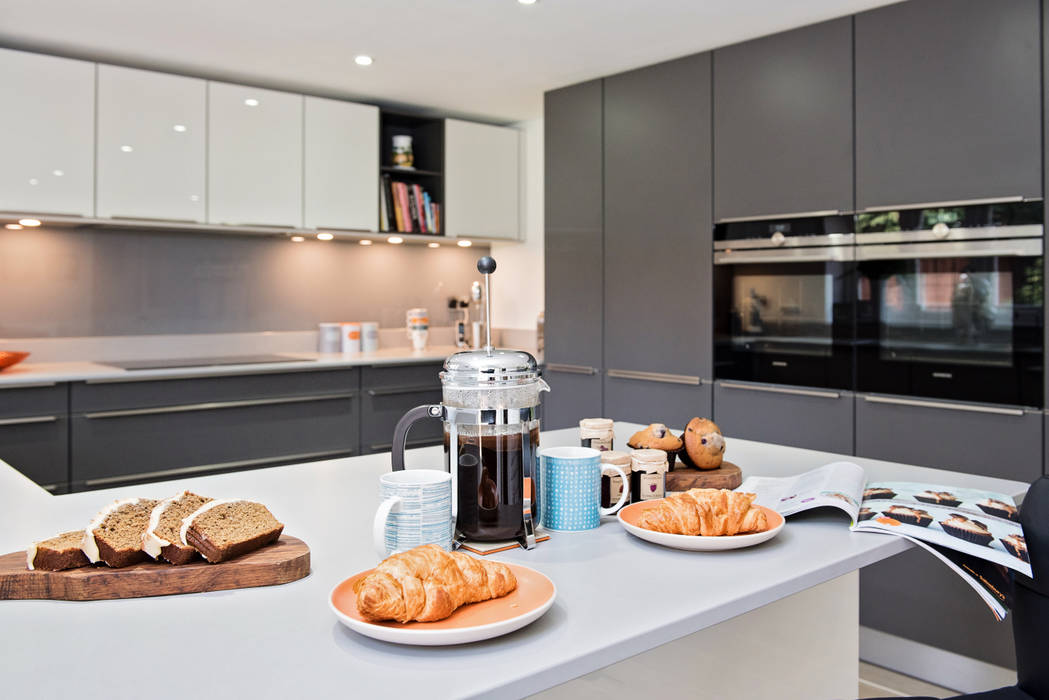 Mr & Mrs H, Kitchen, Byfleet Village, Surrey Raycross Interiors Dapur Modern raycross interiors,kitchens surrey,german kitchens,silestone worktops,siemens appliances,induction hob,design,supply