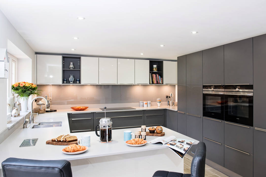 Mr & mrs h, kitchen, byfleet village, surrey modern kitchen by raycross
