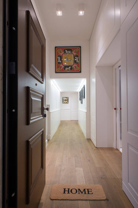 Un appartamento in centro, Mario Ferrara Mario Ferrara Ingresso, Corridoio & Scale in stile moderno