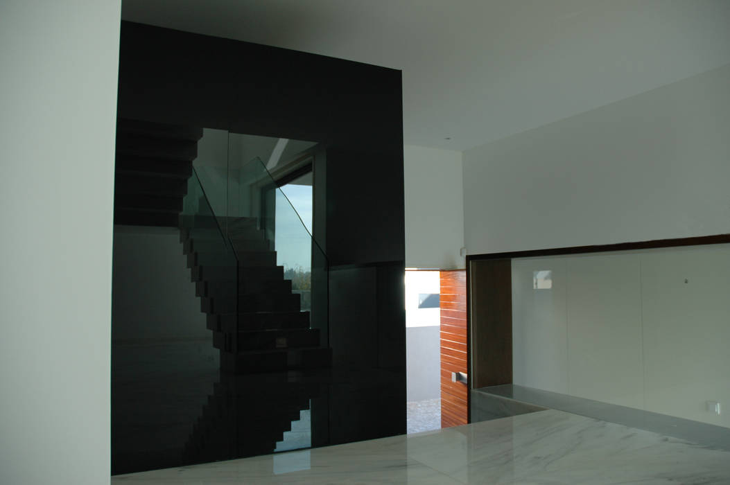 Casa AF, BLK-Porto Arquitectura BLK-Porto Arquitectura Minimalist corridor, hallway & stairs