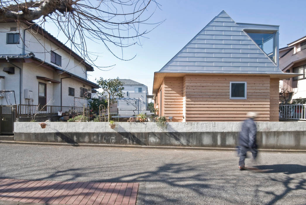 柏の平屋 ねじれ屋根のせ 千田建築設計 オリジナルな 家 木 木目調