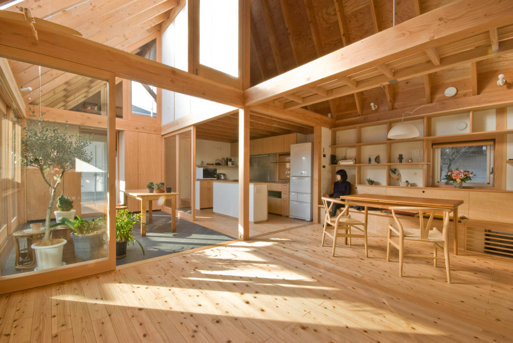 柏の平屋 ねじれ屋根のせ, 千田建築設計 千田建築設計 Eclectic style living room Wood Wood effect