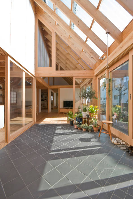 柏の平屋 ねじれ屋根のせ 千田建築設計 オリジナルスタイルの 温室 タイル