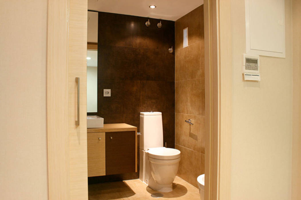 homify Modern bathroom