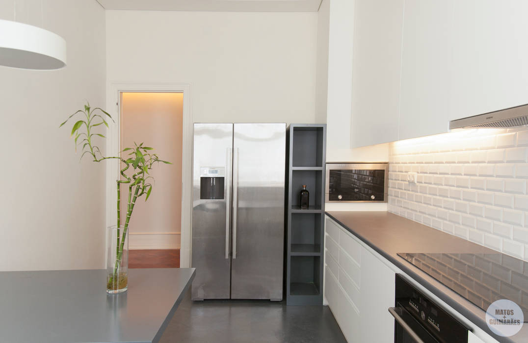 Remodelação de apartamento Avenidas Novas, Lisboa, Matos + Guimarães Arquitectos Matos + Guimarães Arquitectos 現代廚房設計點子、靈感&圖片