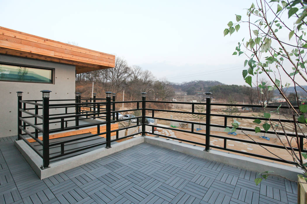 기존도면에 한층더 업그레이드된 집 [경상북도 예천], 한글주택(주) 한글주택(주) Modern balcony, veranda & terrace