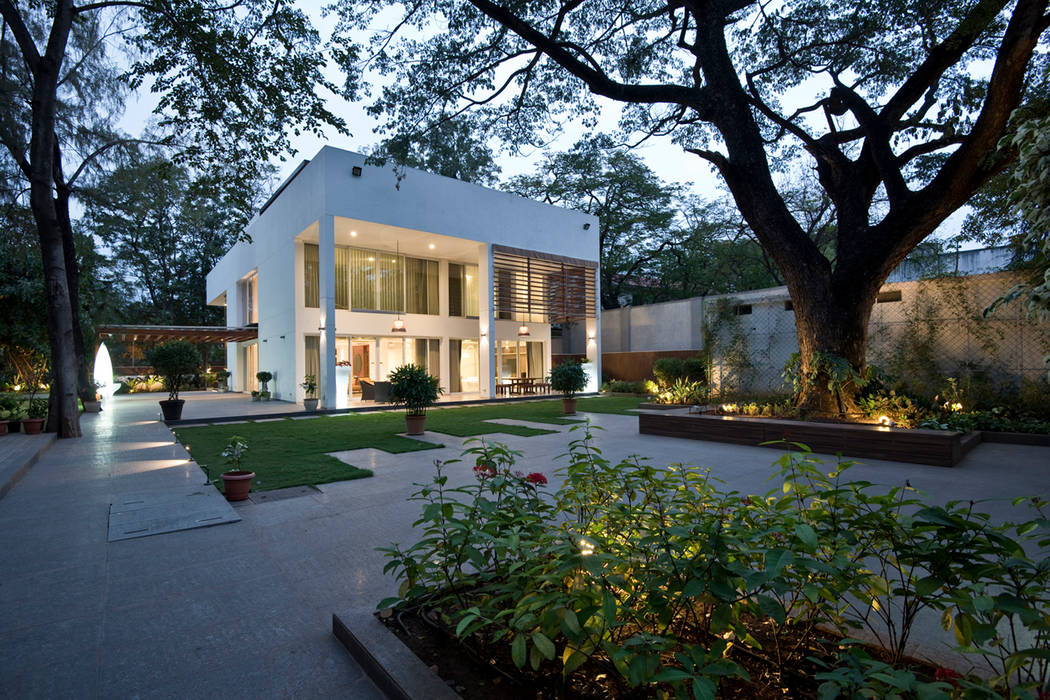 Private Residence, Koregaon Park, Pune Chaney Architects Minimalist houses Plant,Sky,Building,Tree,Shade,Residential area,Grass,Landscape,Leisure,Flower