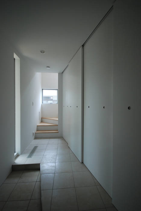 世田谷の３層住宅, ＳＵＲ都市建築事務所 ＳＵＲ都市建築事務所 Eclectic style corridor, hallway & stairs