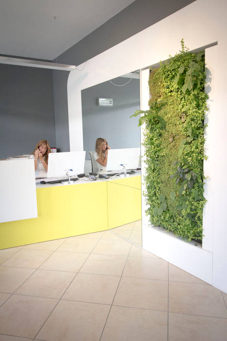 Office: Vertical Gardens and vegetable pictures homify モダンデザインの 書斎 vertical garden,office