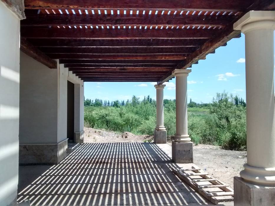 homify Balcones y terrazas coloniales