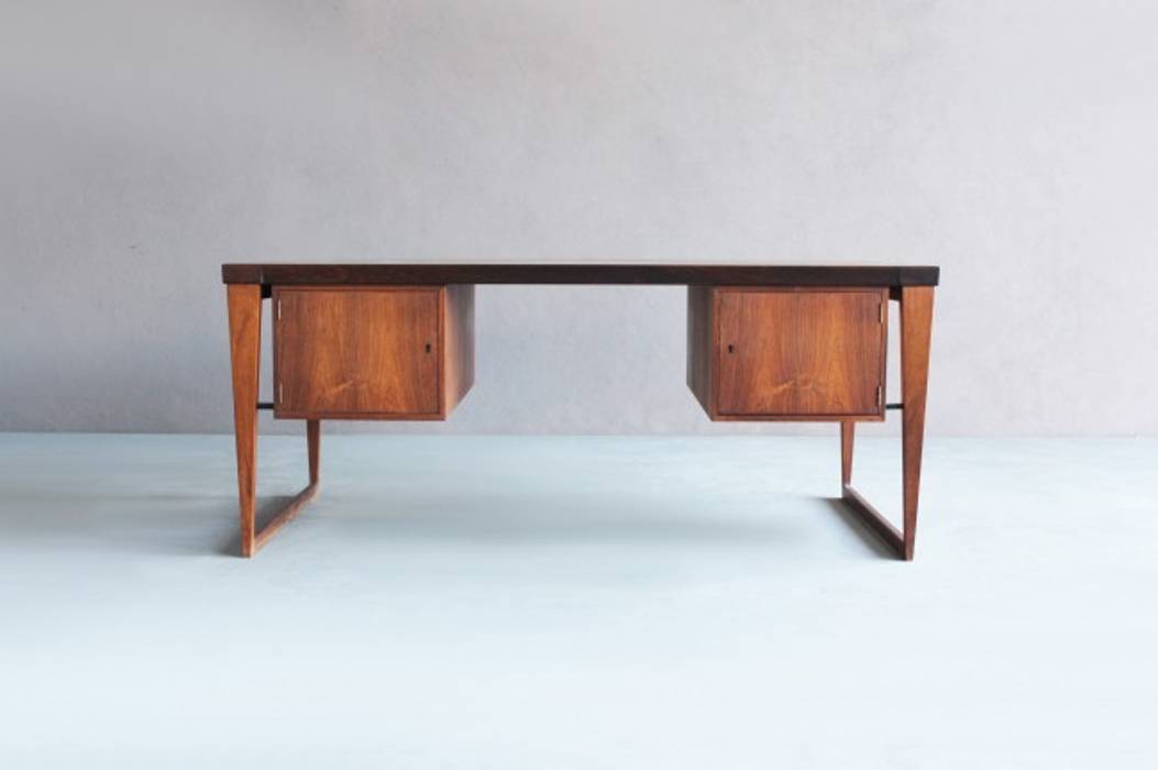 Rosewood Desk by Kai Kristiansen , Retro Age Retro Age Escritórios escandinavos Madeira Acabamento em madeira Escrivaninhas