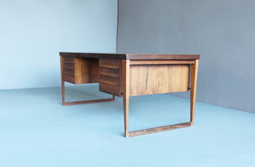 Rosewood Desk by Kai Kristiansen , Retro Age Retro Age Escritórios escandinavos Madeira Acabamento em madeira Escrivaninhas