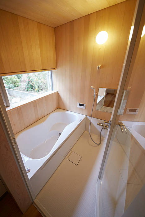 青森ヒバを張った浴室 一級建築士事務所co-designstudio 北欧スタイルの お風呂・バスルーム