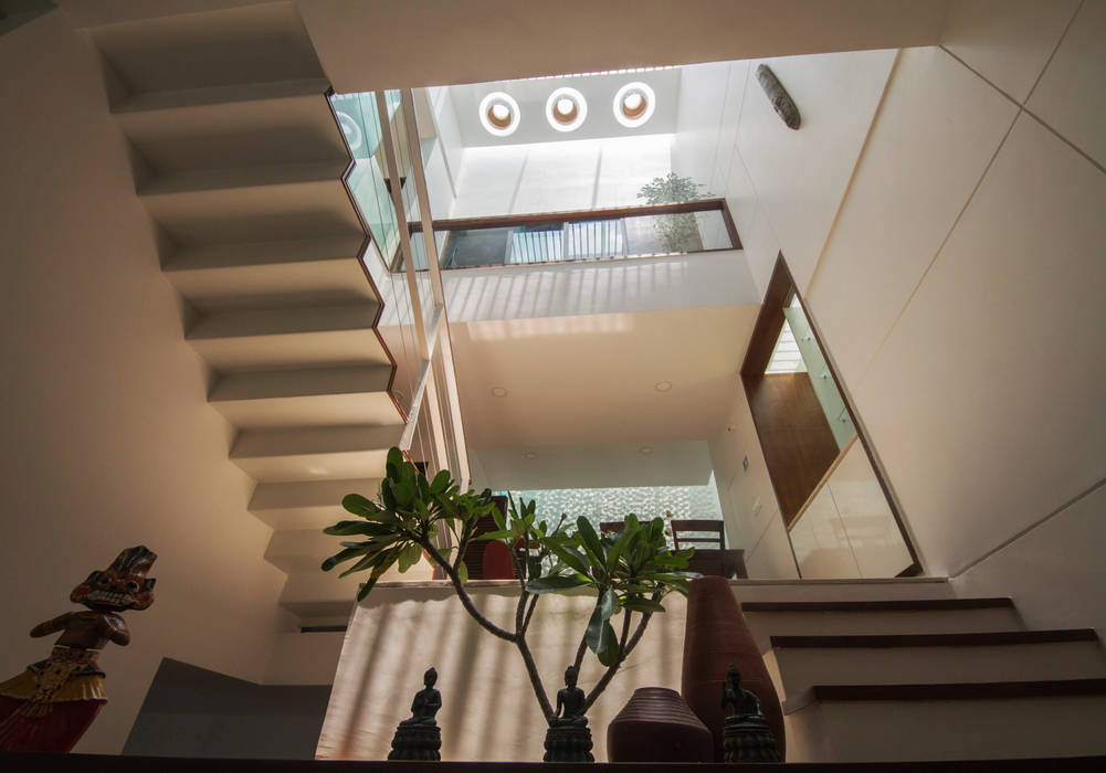 SHOBA RESIDENCE , COLLAGE ARCHITECTURE STUDIO COLLAGE ARCHITECTURE STUDIO Modern corridor, hallway & stairs