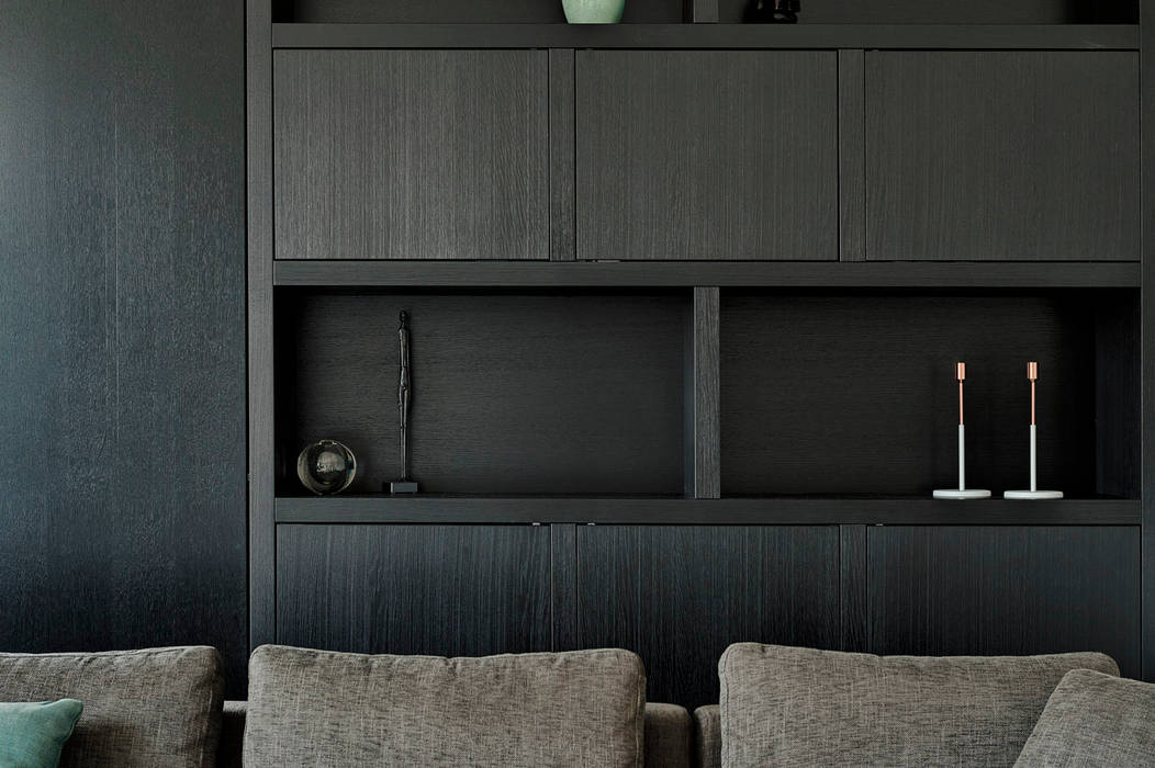 Wonen met passie, Jolanda Knook interieurvormgeving Jolanda Knook interieurvormgeving Modern living room Solid Wood Multicolored Cupboards & sideboards