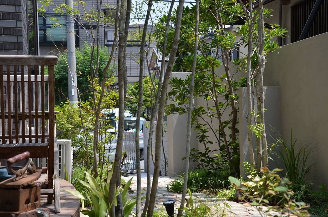 古レンガとアイアンと植物たち Atrium Garden アジア風 庭 Homify