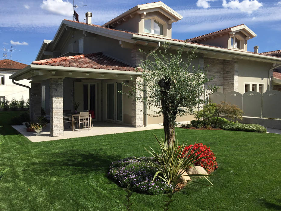 VILLE COLOMBERA, 2P COSTRUZIONI srl 2P COSTRUZIONI srl Modern Garden Pianta,Cielo,Nuvola,Edificio,Proprietà,Finestra,Fiore,Albero,Casa,Lotto di terra