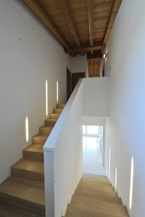 Casa MoDà: Stile e qualità senza tempo su misura curato in ogni suo dettaglio, Architetti Baggio Architetti Baggio Classic style corridor, hallway and stairs