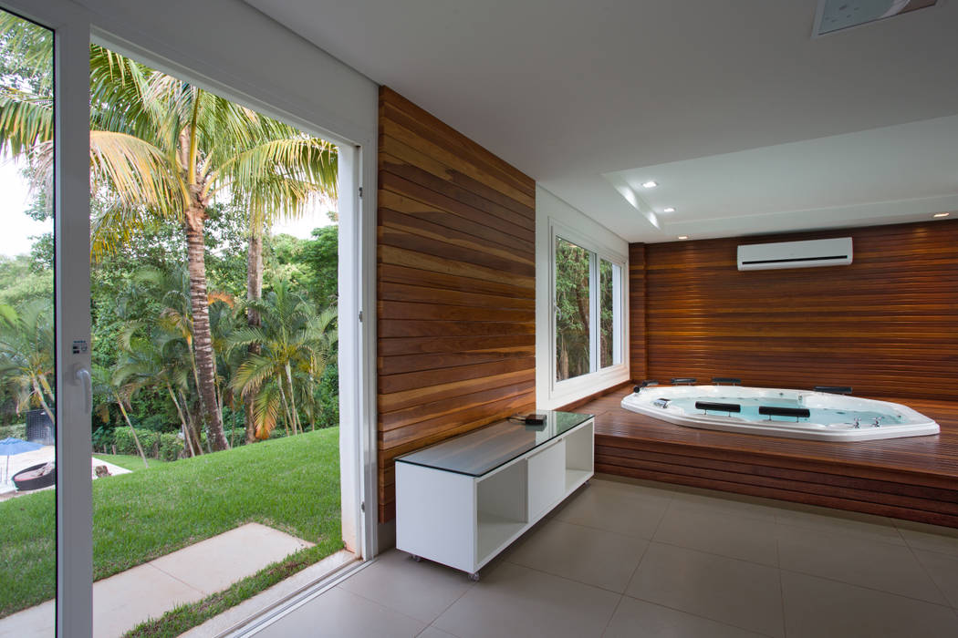 Residencia HJ, Cabral Arquitetura Ltda. Cabral Arquitetura Ltda. Spas de estilo tropical Madera Acabado en madera