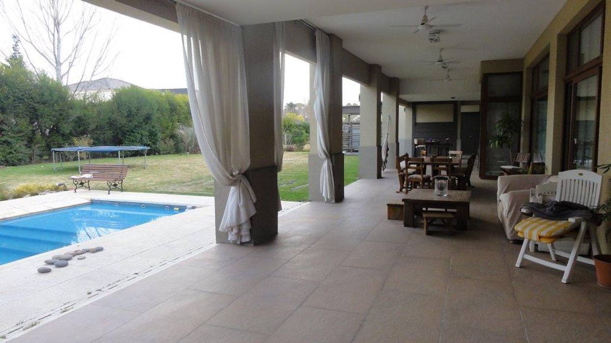 Excelente Casa en Lomada Pilar (en venta), Mauro Jacobo Mauro Jacobo クラシカルスタイルの 温室