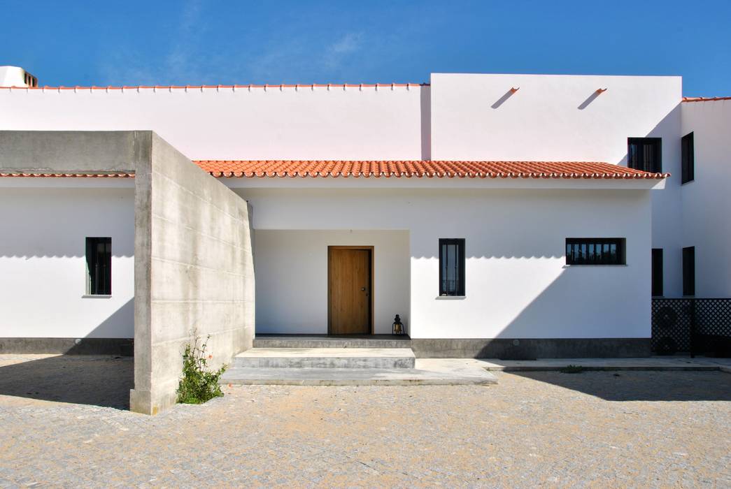 House in Coruche, Santarém, é ar quitectura é ar quitectura Casas rústicas Concreto