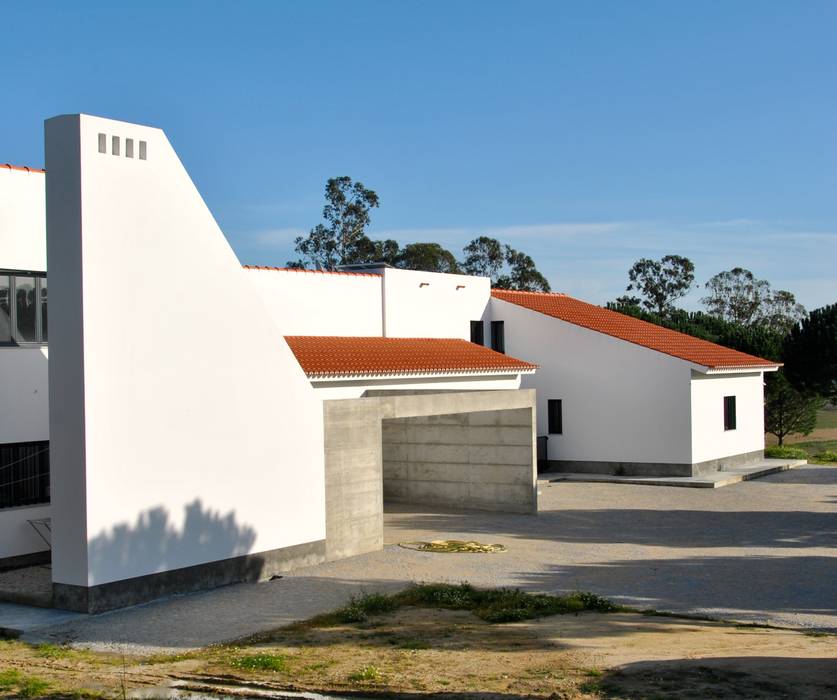 House in Coruche, Santarém, é ar quitectura é ar quitectura Casas rústicas Betão