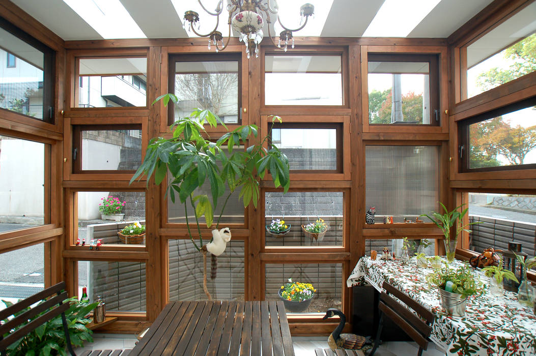 サンサンルーム 株式会社グランデザイン一級建築士事務所 オリジナルスタイルの 温室 無垢材 多色