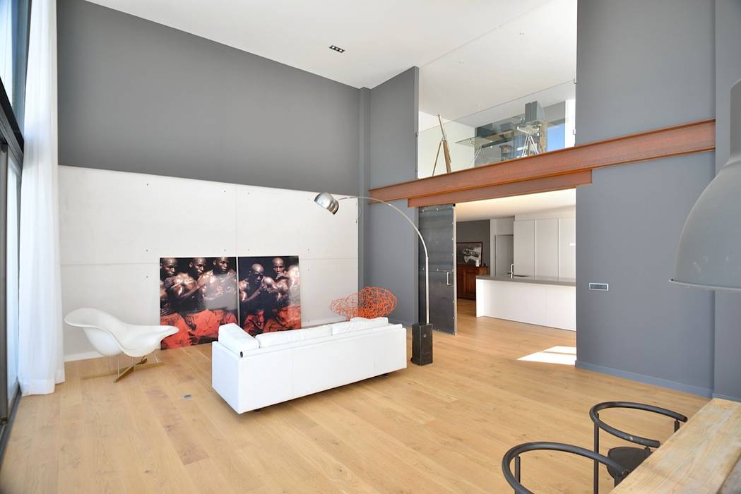 salon a doble altura MODULAR HOME Livings de estilo moderno