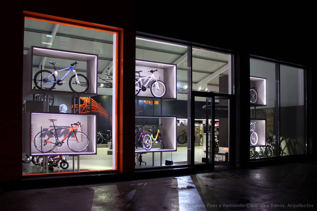 MegaConcept Store da KTM Bike Industries / Bicicletas Coelho, FIAR FIAR Garagens e arrecadações modernas