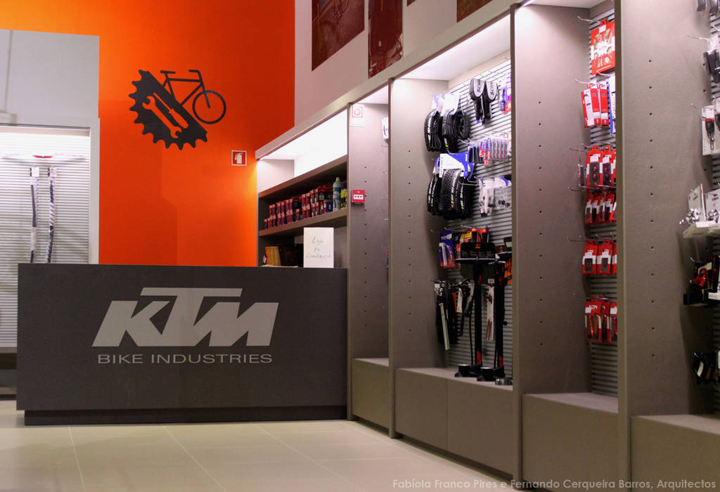 MegaConcept Store da KTM Bike Industries / Bicicletas Coelho, FIAR FIAR Garagens e arrecadações modernas Garagem e arrecadação