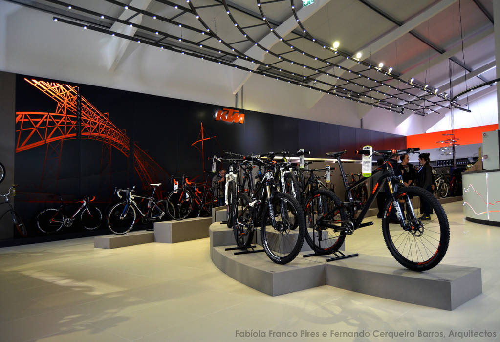MegaConcept Store da KTM Bike Industries / Bicicletas Coelho, FIAR FIAR Garagens e arrecadações modernas Garagem e arrecadação
