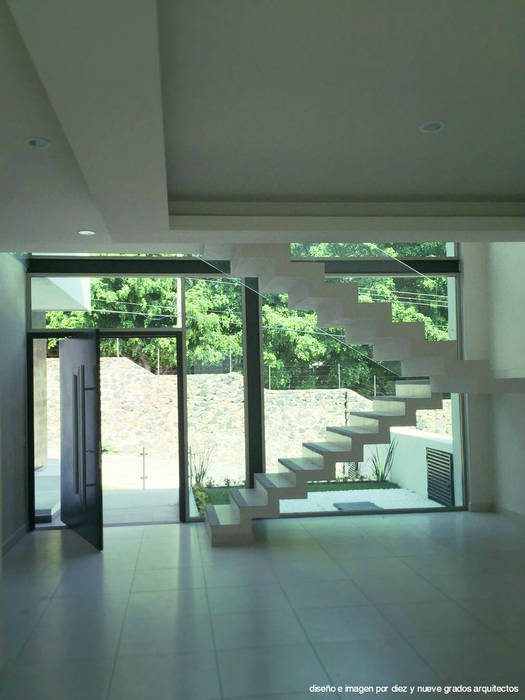 Escaleras Diez y Nueve Grados Arquitectos Pasillos, vestíbulos y escaleras minimalistas escaleras,puerta principal,puerta