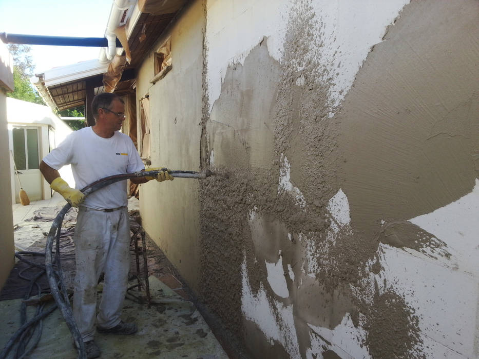 Facade Renovation / Repairing Cracks RenoBuild Algarve 러스틱스타일 주택