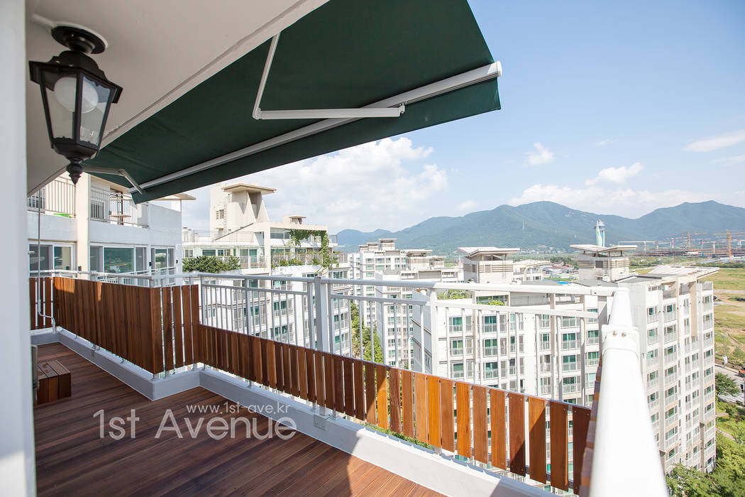 감각적인 패턴과 이국적인 감성으로 꾸며진 하남 탑층 아파트 인테리어 , 퍼스트애비뉴 퍼스트애비뉴 Modern balcony, veranda & terrace