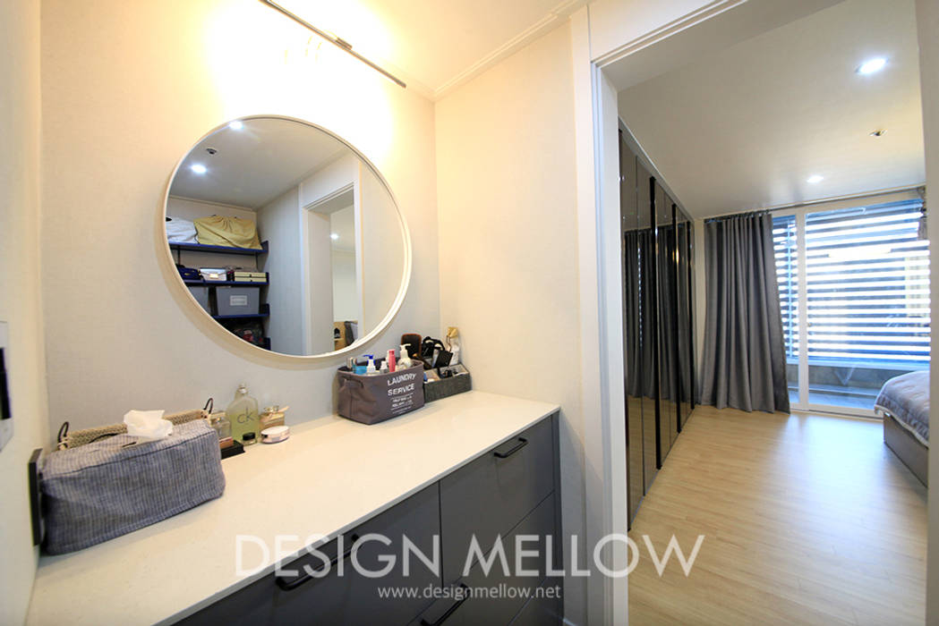 homify Modern dressing room