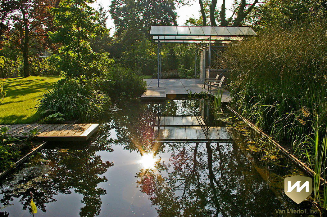 Moderne tuin met zwemvijver en poolhouse, Van Mierlo Tuinen | Exclusieve Tuinontwerpen Van Mierlo Tuinen | Exclusieve Tuinontwerpen Jardin industriel