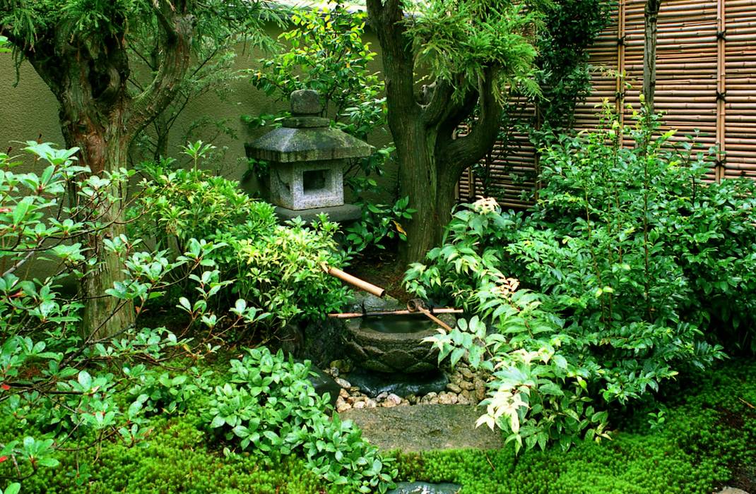 水の動きを楽しむ蹲の庭, Enatsu Garden Architect / 江夏庭苑事務所 Enatsu Garden Architect / 江夏庭苑事務所 アジア風 庭