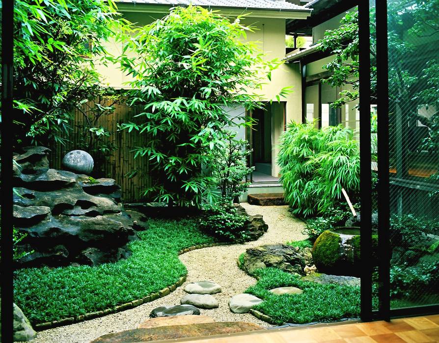 水の動きを楽しむ蹲の庭, Enatsu Garden Architect / 江夏庭苑事務所 Enatsu Garden Architect / 江夏庭苑事務所 Jardines de estilo asiático